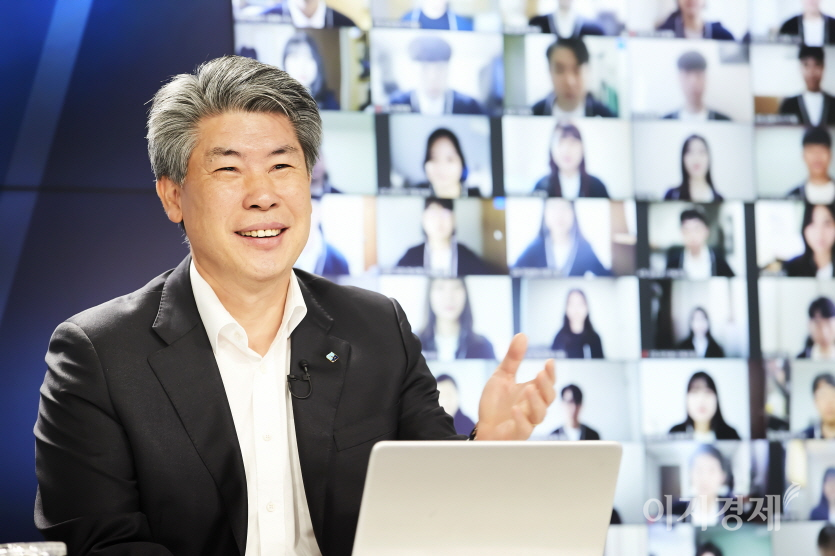 윤종원 IBK기업은행장이 24일 서울 을지로 기업은행 본점에서 신입행원들과 실시간 온라으로 대화하고 있다. 사진=IBK기업은행