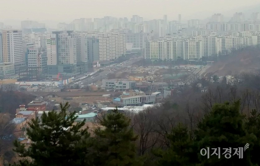 올해도 공공개발이 많아 건설사의 수혜가 예상되지만, 정부가 ‘고분양가 심사규정·시행세칙’을 대형 건설사에 유리하게 구성해 중견 건설사들의 고전이 불가피하다. 경기도 성남시 영장산 아래, 위례신도시 인근은 공공개발이 진행된다. 사진=이민섭 기자