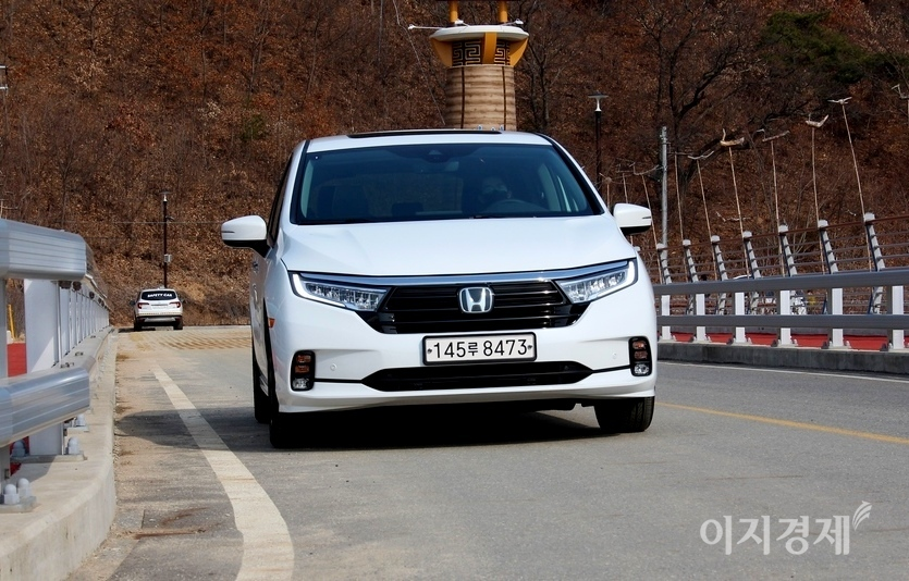 (위부터)신형 오딧세이는 기아차의 인기 차량인 카니발과 경쟁한다. 사진=정수남 기자