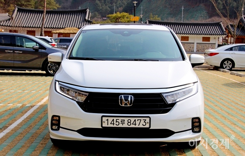 2003년 선보인 5세대의 부분 변경 모델인 신형 오딧세이는 차량 고급감이 강화됐다. 사진=정수남 기자