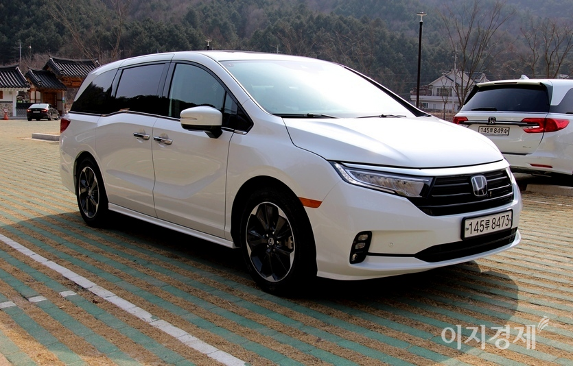 2003년 선보인 5세대의 부분 변경 모델인 신형 오딧세이는 차량 고급감이 강화됐다. 사진=정수남 기자