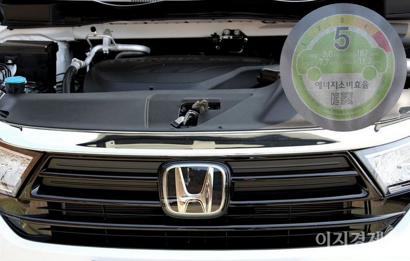 (위부터) 친환경 3,5 i-VTEC 가솔린 엔진은 연비가 5등급이며, ‘H’ 혼다 엠블럼에는 혼다 센싱이 실렸다. 19인치 알로이 휠 력시 차체에 고급감을 더하고, 사이드미러의 가니쉬램프도 세련됐다. 사진=정수남 기자