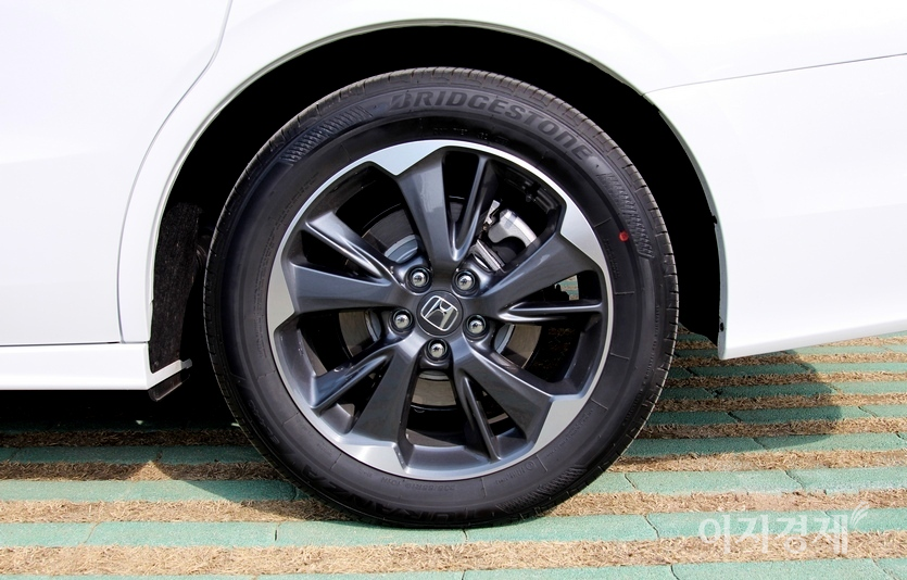 (위부터) 친환경 3,5 i-VTEC 가솔린 엔진은 연비가 5등급이며, ‘H’ 혼다 엠블럼에는 혼다 센싱이 실렸다. 19인치 알로이 휠 력시 차체에 고급감을 더하고, 사이드미러의 가니쉬램프도 세련됐다. 사진=정수남 기자