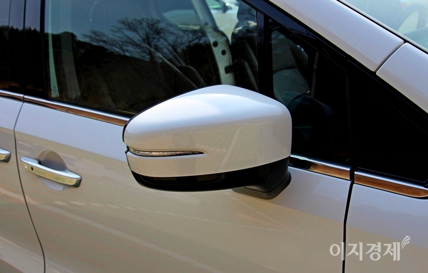 (위부터) 친환경 3,5 i-VTEC 가솔린 엔진은 연비가 5등급이며, ‘H’ 혼다 엠블럼에는 혼다 센싱이 실렸다. 19인치 알로이 휠 력시 차체에 고급감을 더하고, 사이드미러의 가니쉬램프도 세련됐다. 사진=정수남 기자