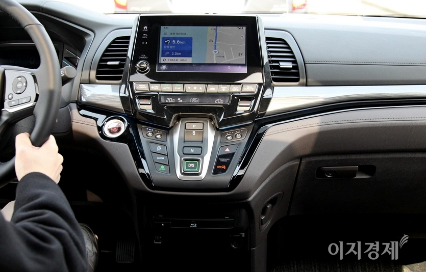 7인치 LCD 등 신형 오딧세이의 센터페시아는 직관적이다. 기어 선택은 LCD 아래 버튼으로 가능하다. 가죽 시트는 탁좌감이 우수하고 실내는 개방성이 강조됐다. 사진=정수남 기자