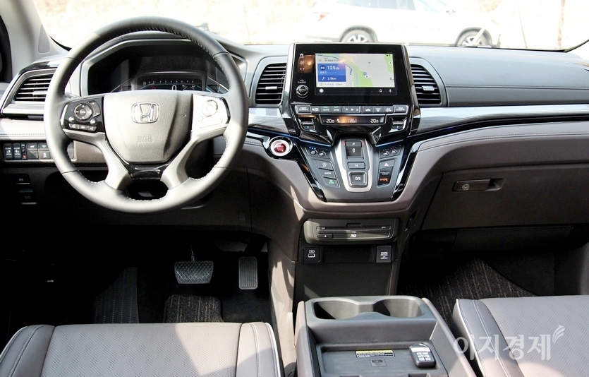 7인치 LCD 등 신형 오딧세이의 센터페시아는 직관적이다. 기어 선택은 LCD 아래 버튼으로 가능하다. 가죽 시트는 탁좌감이 우수하고 실내는 개방성이 강조됐다. 사진=정수남 기자