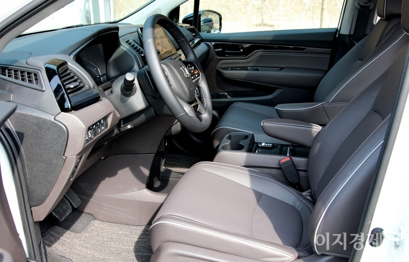 7인치 LCD 등 신형 오딧세이의 센터페시아는 직관적이다. 기어 선택은 LCD 아래 버튼으로 가능하다. 가죽 시트는 탁좌감이 우수하고 실내는 개방성이 강조됐다. 사진=정수남 기자