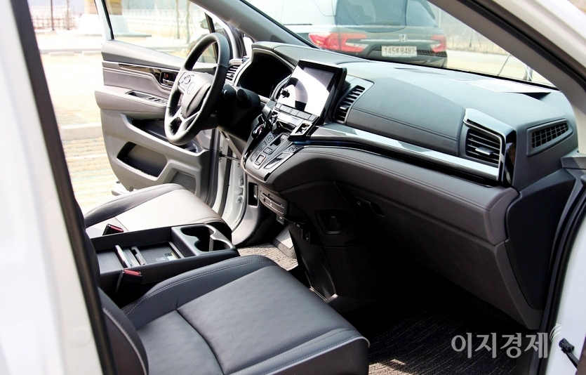 7인치 LCD 등 신형 오딧세이의 센터페시아는 직관적이다. 기어 선택은 LCD 아래 버튼으로 가능하다. 가죽 시트는 탁좌감이 우수하고 실내는 개방성이 강조됐다. 사진=정수남 기자