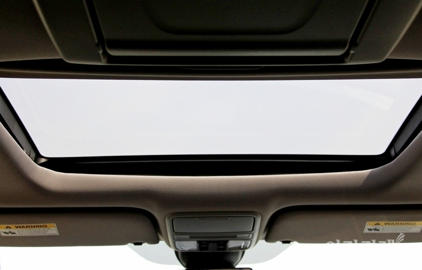 기본 탑재된 (위부터)썬루프와 키 190㎝의 성인이 앉아도 넉넉한 2열의 레그룸도 실내 개방감을 극대화 한다. 3열 등받이는 기울기를 조정할 수 있어 장거리 여행에 좋다. 사진=정수남 기자