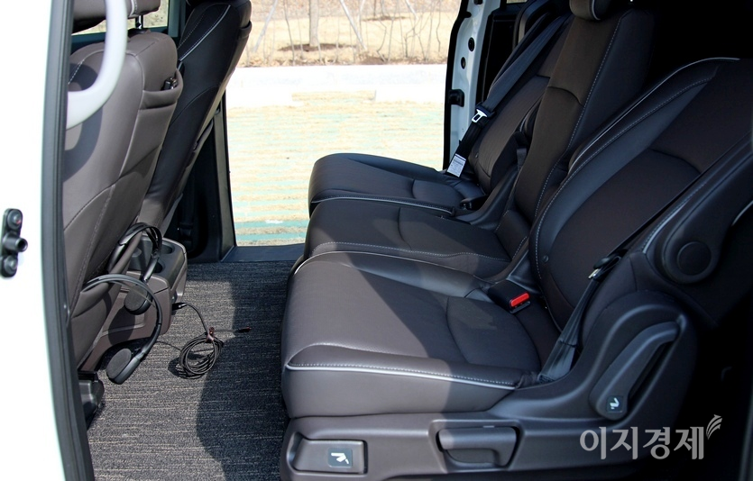 기본 탑재된 (위부터)썬루프와 키 190㎝의 성인이 앉아도 넉넉한 2열의 레그룸도 실내 개방감을 극대화 한다. 3열 등받이는 기울기를 조정할 수 있어 장거리 여행에 좋다. 사진=정수남 기자