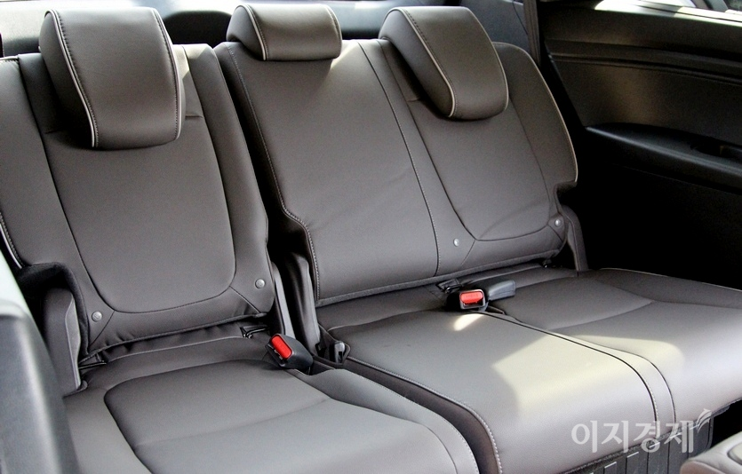 기본 탑재된 (위부터)썬루프와 키 190㎝의 성인이 앉아도 넉넉한 2열의 레그룸도 실내 개방감을 극대화 한다. 3열 등받이는 기울기를 조정할 수 있어 장거리 여행에 좋다. 사진=정수남 기자