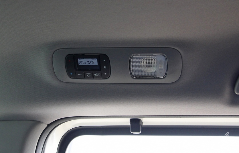 (위부터)2열 천장에 있는 LCD로는 영화나 음악을 감상할 수 있으며, 2열 독립 냉난방으로 가족 구성원의 체질에 맞에 온도와 송풍 정도를 조정할 수 있다. 2열 좌석 옆에는 이어폰 꽂이와 음량 조정 버튼이 있고, 혼다는 다양한 수납 공간을 곳곳에 배치해 깔끔한 실내를 만들 수 있도록 배려했다. 사진=정수남 기자