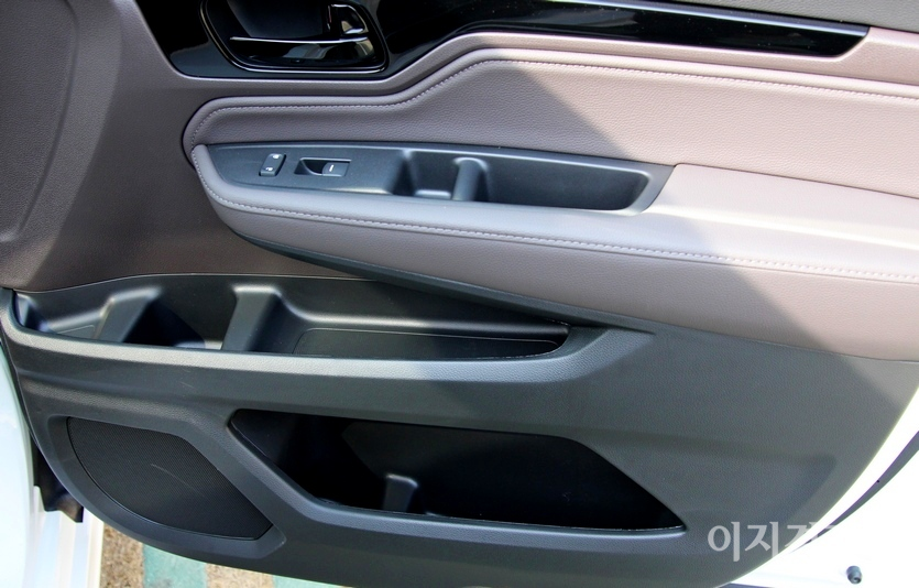 (위부터)2열 천장에 있는 LCD로는 영화나 음악을 감상할 수 있으며, 2열 독립 냉난방으로 가족 구성원의 체질에 맞에 온도와 송풍 정도를 조정할 수 있다. 2열 좌석 옆에는 이어폰 꽂이와 음량 조정 버튼이 있고, 혼다는 다양한 수납 공간을 곳곳에 배치해 깔끔한 실내를 만들 수 있도록 배려했다. 사진=정수남 기자