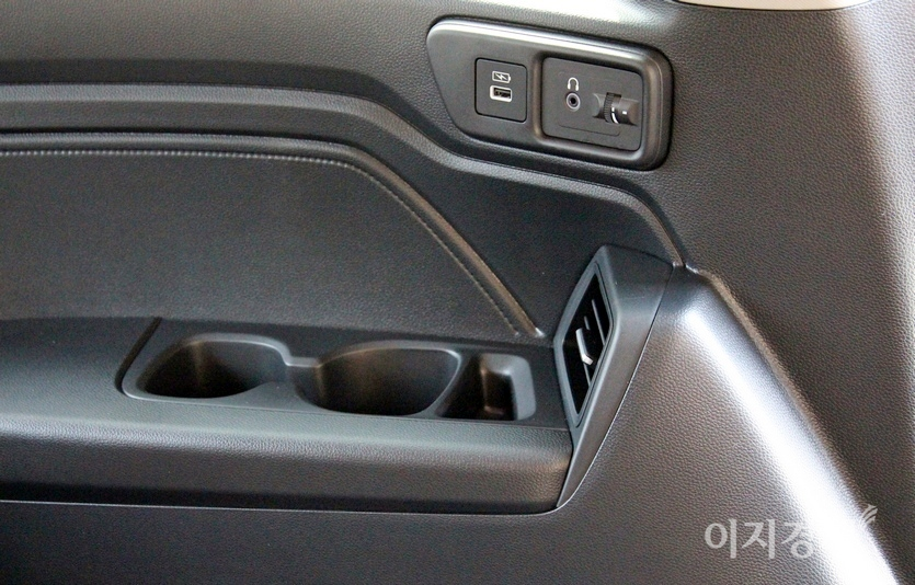 (위부터)2열 천장에 있는 LCD로는 영화나 음악을 감상할 수 있으며, 2열 독립 냉난방으로 가족 구성원의 체질에 맞에 온도와 송풍 정도를 조정할 수 있다. 2열 좌석 옆에는 이어폰 꽂이와 음량 조정 버튼이 있고, 혼다는 다양한 수납 공간을 곳곳에 배치해 깔끔한 실내를 만들 수 있도록 배려했다. 사진=정수남 기자