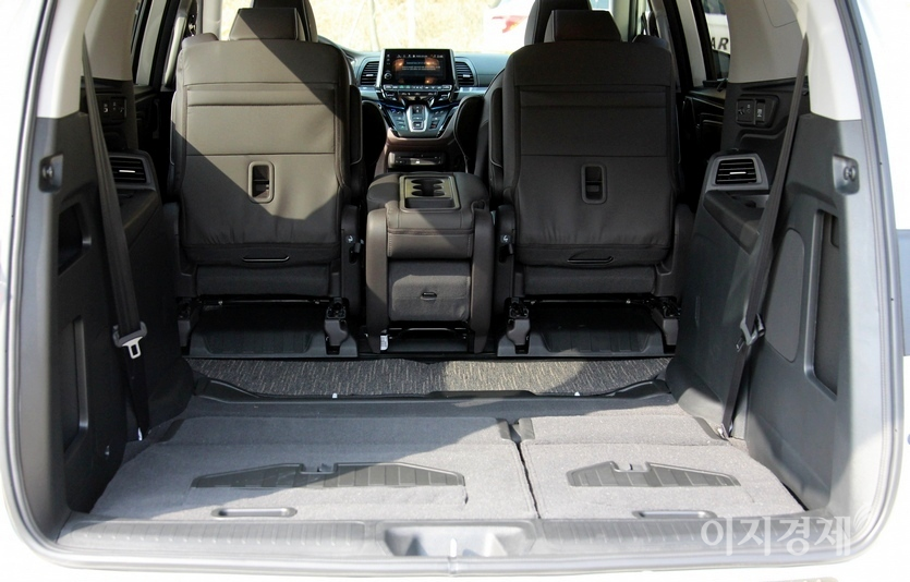 신형 오딧세이의 3열을 접으면 산악자전거 3대를 실을 수 있고, 여기서 2열을 앞으로 밀면 4인 가족의 차박도 가능하다. 사진=정수남 기자