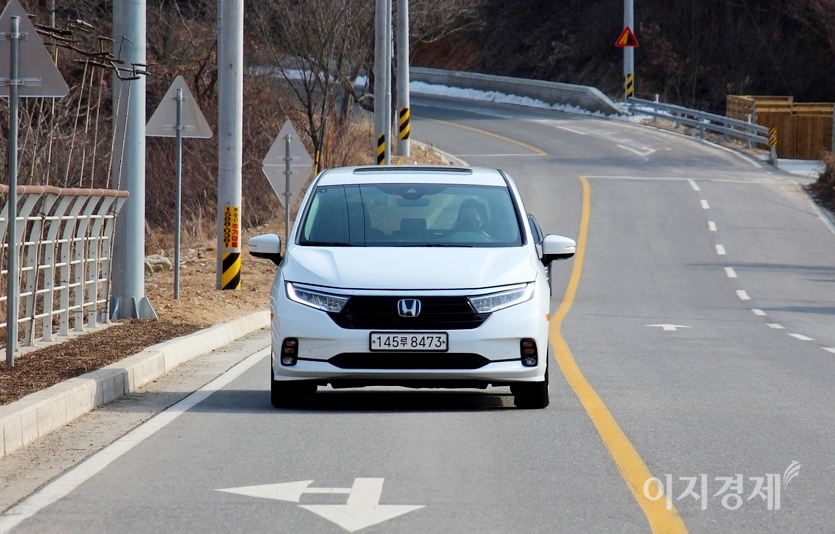 신형 오딧세이는 빠른 응답성으로 9초 만에 1600rpm(계기판 맨 위)에서 100㎞/h를 찍었다. 계기판에서 차량의 주요 정보를 확인할 수 있다. 사진=정수남 기자