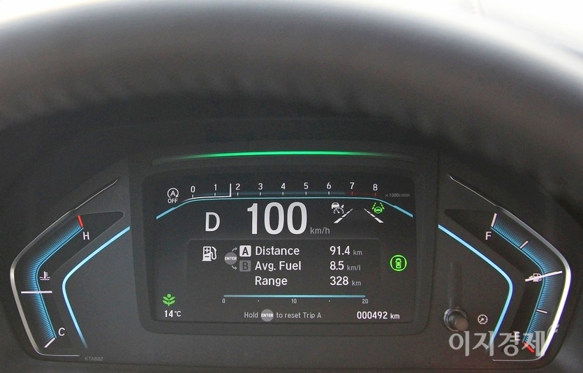 신형 오딧세이는 빠른 응답성으로 9초 만에 1600rpm(계기판 맨 위)에서 100㎞/h를 찍었다. 계기판에서 차량의 주요 정보를 확인할 수 있다. 사진=정수남 기자