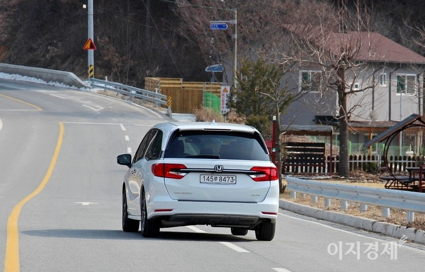 12인치 강화 플라스틱 위에 자리한 7인치 LCD를 통해서도 차량 주변을 확인할 수 있다. 혼다 센싱이 사각지대를 모두 잡았기 때문이다. 사진=정수남 기자