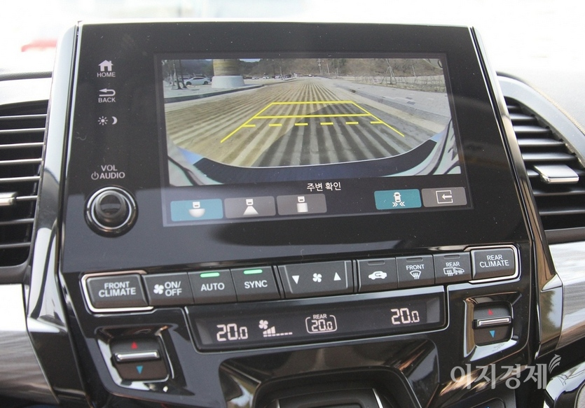 12인치 강화 플라스틱 위에 자리한 7인치 LCD를 통해서도 차량 주변을 확인할 수 있다. 혼다 센싱이 사각지대를 모두 잡았기 때문이다. 사진=정수남 기자
