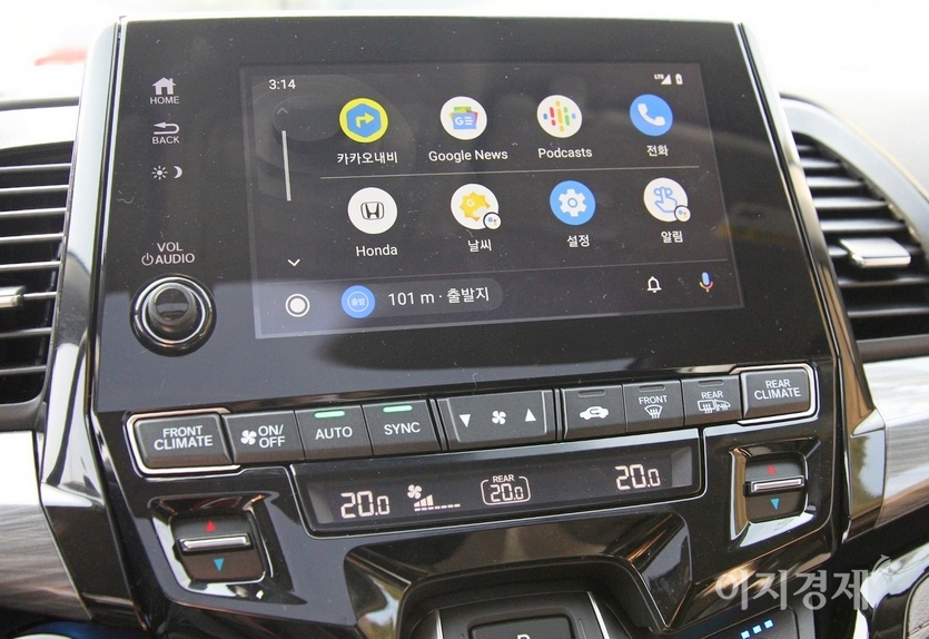 LCD를 통해 내비게이션과 인터넷 등 다양한 기능을 활용할 수 있다. 사진=정수남 기자