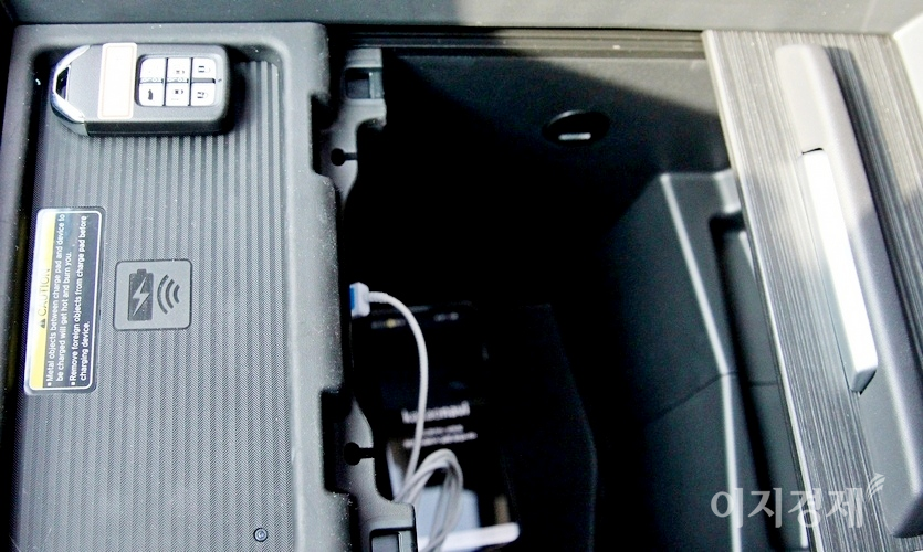 (위부터)3열에 앉으려면 2열을 앞으로 당기고 숙이면 된다. 중앙 콘솔함도 넉넉하다. 콘솔함 위 혹은 안에서도 휴대폰 충전이 가능하다. 사진=정수남 기자