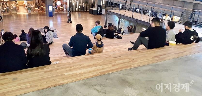 서울 삼성동에 자리한 복합쇼핑몰 스타필드 코엑스. (위부터)복합상영관 계단식 벤치에 관람객들이 평소처럼 많다. ‘고질라 vs 콩’을 보기 위해 아빠가 두 아들과 함께 왔다. 외국인 아빠도 아이들과 외출했다. 엄마가 토라진 아이를 달래고 있다. 사진=김보람 기자