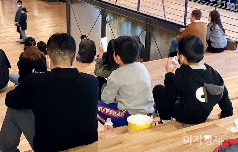 서울 삼성동에 자리한 복합쇼핑몰 스타필드 코엑스. (위부터)복합상영관 계단식 벤치에 관람객들이 평소처럼 많다. ‘고질라 vs 콩’을 보기 위해 아빠가 두 아들과 함께 왔다. 외국인 아빠도 아이들과 외출했다. 엄마가 토라진 아이를 달래고 있다. 사진=김보람 기자