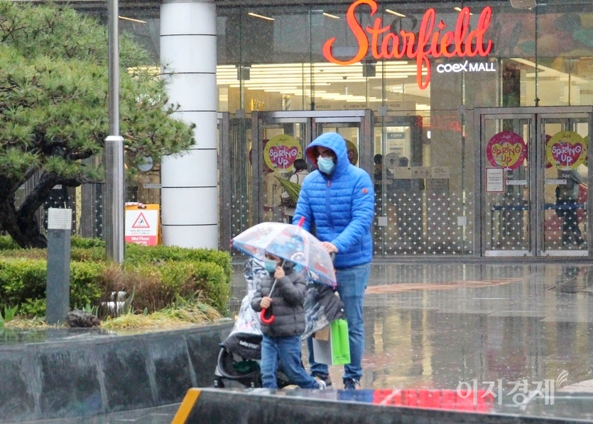 서울 삼성동에 자리한 복합쇼핑몰 스타필드 코엑스. (위부터)복합상영관 계단식 벤치에 관람객들이 평소처럼 많다. ‘고질라 vs 콩’을 보기 위해 아빠가 두 아들과 함께 왔다. 외국인 아빠도 아이들과 외출했다. 엄마가 토라진 아이를 달래고 있다. 사진=김보람 기자