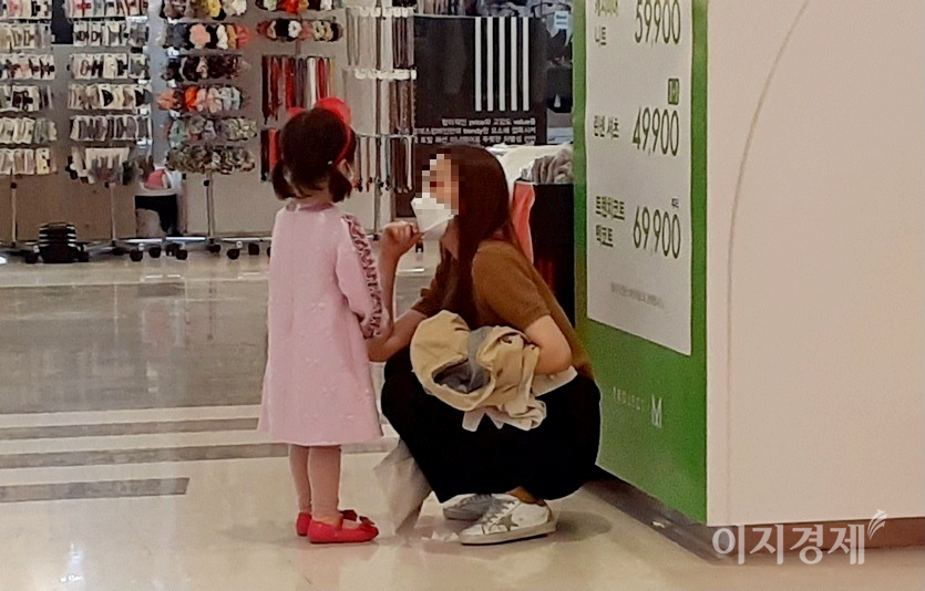 서울 삼성동에 자리한 복합쇼핑몰 스타필드 코엑스. (위부터)복합상영관 계단식 벤치에 관람객들이 평소처럼 많다. ‘고질라 vs 콩’을 보기 위해 아빠가 두 아들과 함께 왔다. 외국인 아빠도 아이들과 외출했다. 엄마가 토라진 아이를 달래고 있다. 사진=김보람 기자