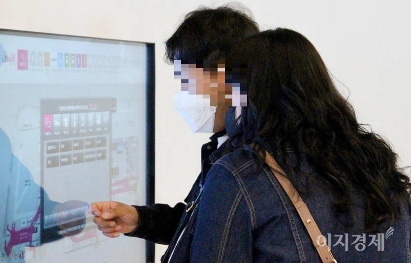모처럼 외출한 한 연인이 몰 지도를 보고 자신들이 목적지를 찾고 있다. 커피전문점과 식당에도 손님으로 빈 자리가 없다. 사진=김보람 기자