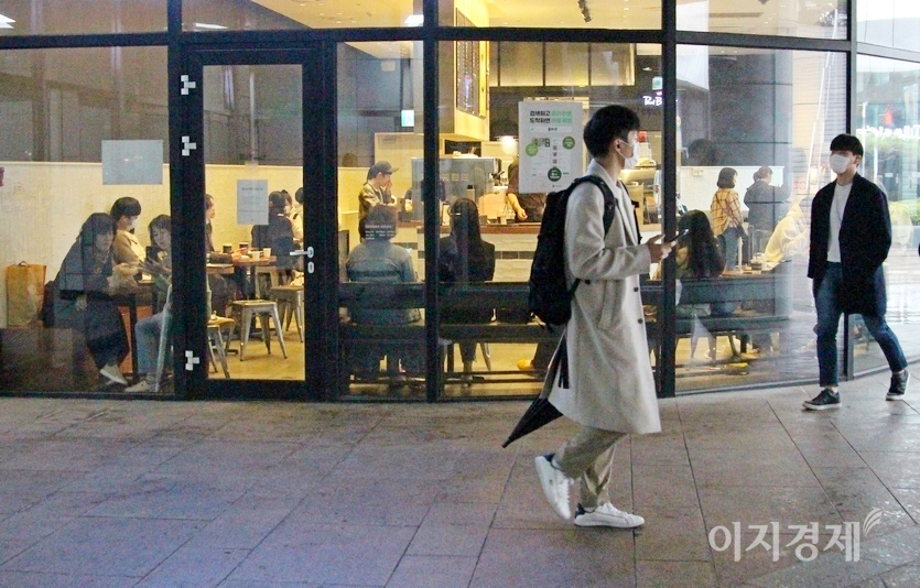 모처럼 외출한 한 연인이 몰 지도를 보고 자신들이 목적지를 찾고 있다. 커피전문점과 식당에도 손님으로 빈 자리가 없다. 사진=김보람 기자