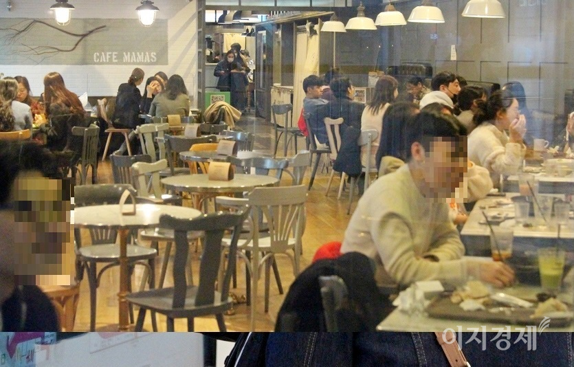 모처럼 외출한 한 연인이 몰 지도를 보고 자신들이 목적지를 찾고 있다. 커피전문점과 식당에도 손님으로 빈 자리가 없다. 사진=김보람 기자