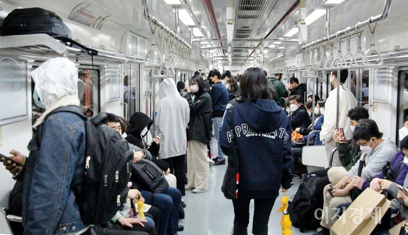 (위부터)하철 객차 안에도 외출 나온 시민들로 꽉 찼다. 외출 후 귀가하는 시민들이 지하철8호선 남한산성역 입구역 버스정류장에서 버스를 기다리고 있다. 사진=김보람 기자