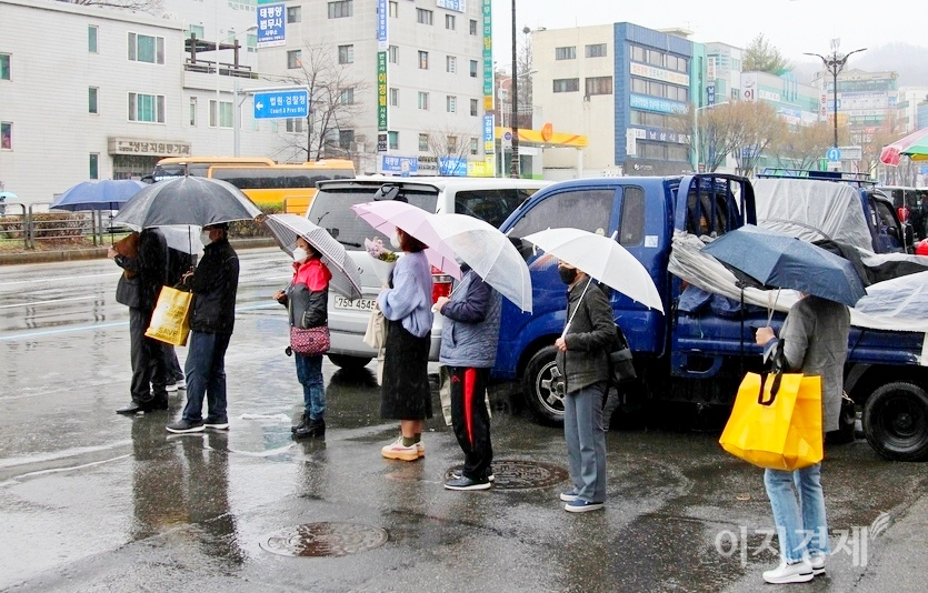 (위부터)하철 객차 안에도 외출 나온 시민들로 꽉 찼다. 외출 후 귀가하는 시민들이 지하철8호선 남한산성역 입구역 버스정류장에서 버스를 기다리고 있다. 사진=김보람 기자