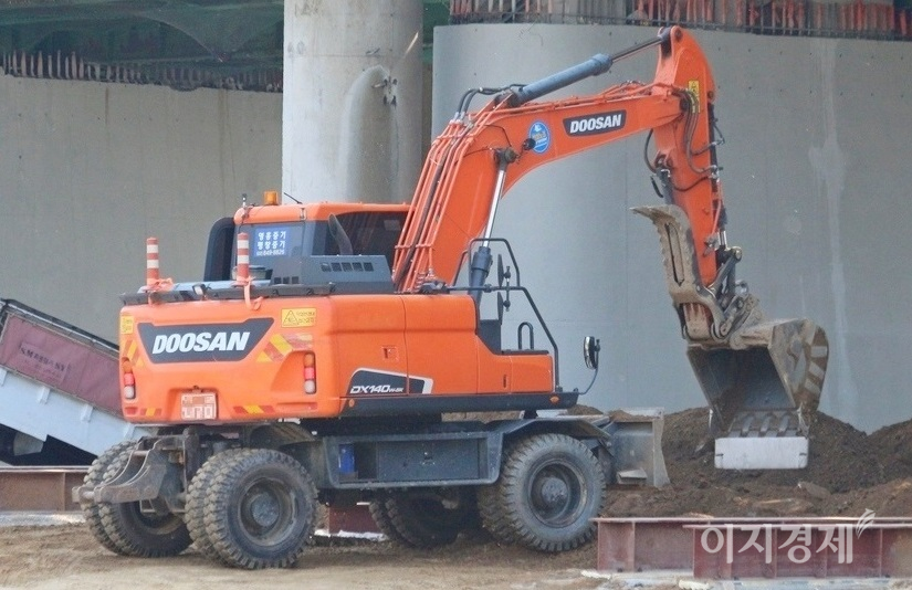 굴삭기 등 건설기계를 생산하는 두산인프라코어의 일부 부서는 분당두산타워로 이전을 마치고 최근 새롭게 시작했다. 사진=이민섭 기자