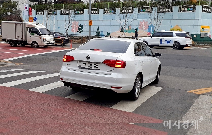 주택가에서 나온 폭스바겐 제타가 횡단보도 중앙에서 방배로 합류를 시도하고 있다. 횡단보도 정지선에서 뱅배로를 충분히 살필 수도 있다. 1400㏄ 가솔린 엔진을 탑재한 제타는 가격이 2949원에서 3285원으로 동급의 기아차 프라이드(1220만원∼1501만원)보다 2배 이상 비싸다. 사진=이민섭 기자