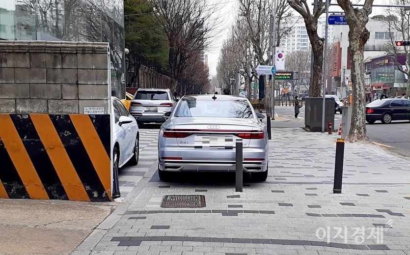 폭스바겐그룹의 고급 브랜드 아우디도 마찬가지다. 아우디의 대형 디젤 세단 3000㏄ A8L 4륜구동이 인도에 당당하게 주차했다. A8L 디젤 4륜구동은 차량 가격은 1억4696만원으로 동급의 디젤 세단 제네시스 GV80의 가격(6460만원)보다 2.3배 높다. 사진=이민섭 기자