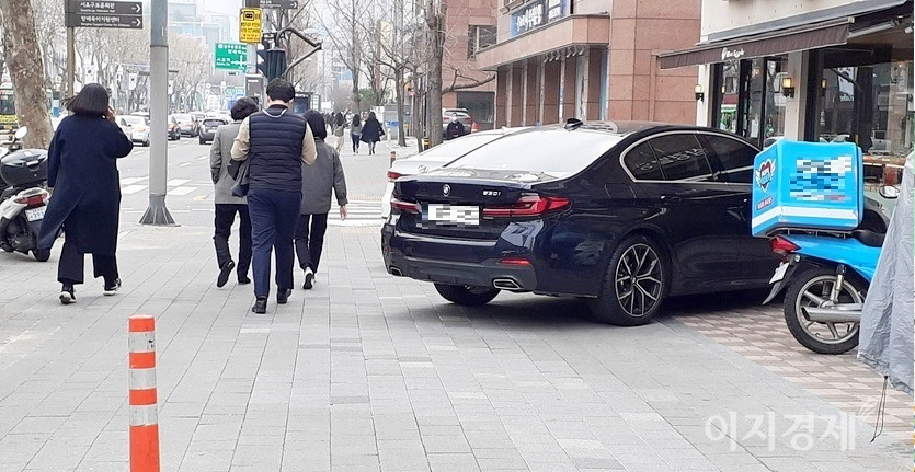 BMW도 별반 다르지 않다. 2000㏄ 가솔린 엔진을 지닌 530i가 사유지와 인도에 걸쳐 주차돼 있다. 차량 가격이 7150만원에서 7950만원인 530i는 동급의 가솔린 엔진을 가진 쏘나타(2386만원∼3298만원)보다 2∼3배 비싸다. 사진=이민섭 기자