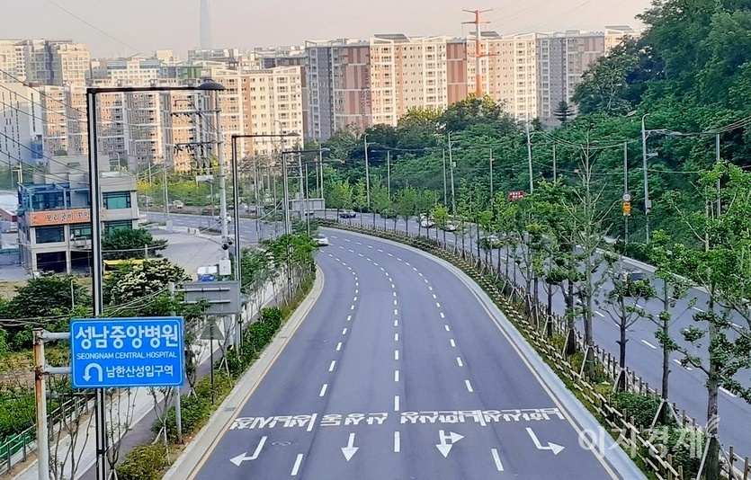 (위부터)사진 위쪽 신흥동 포레스티아는 지난해 7월 성남 구도심 최초로 30평대 아파트 매매가가 10억을 넘었고, 아래 같은 동에 재개발 기역의 당시 분양가는 7억원이었다. 위례신도시도 30평대 아파트 가격 역시 두배 정도 오른 14억원이다. 사진=정수남 기자