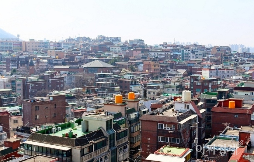 (위부터)동탄2 신도시의 30평대 아파트 가격은 분양가 상한제로 분양각가 4억9000만원이었지만, 현재 매매가는 13억원을 호가한다. 광명시 철산동과 광명동을 재개발하는 광명 2R지구의 30평대 아파트 가격 분양가에서 6억원 이상이 오른 9억원에서 10억원 사이에 거래가 이뤄지고 있다. 사진=정수남 기자