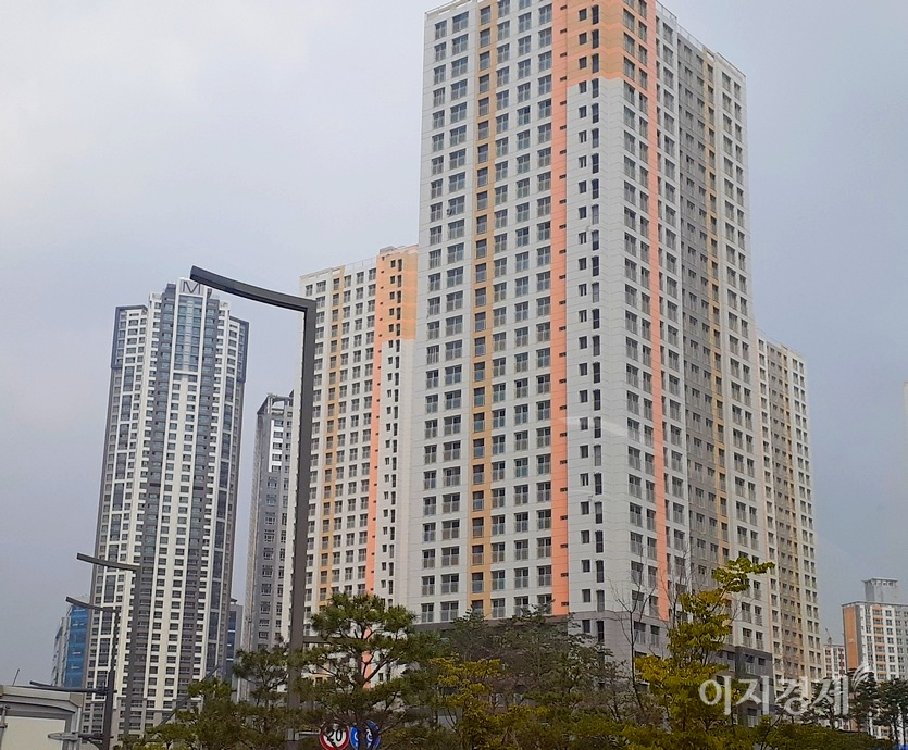 (위부터)동탄2 신도시의 30평대 아파트 가격은 분양가 상한제로 분양각가 4억9000만원이었지만, 현재 매매가는 13억원을 호가한다. 광명시 철산동과 광명동을 재개발하는 광명 2R지구의 30평대 아파트 가격 분양가에서 6억원 이상이 오른 9억원에서 10억원 사이에 거래가 이뤄지고 있다. 사진=정수남 기자