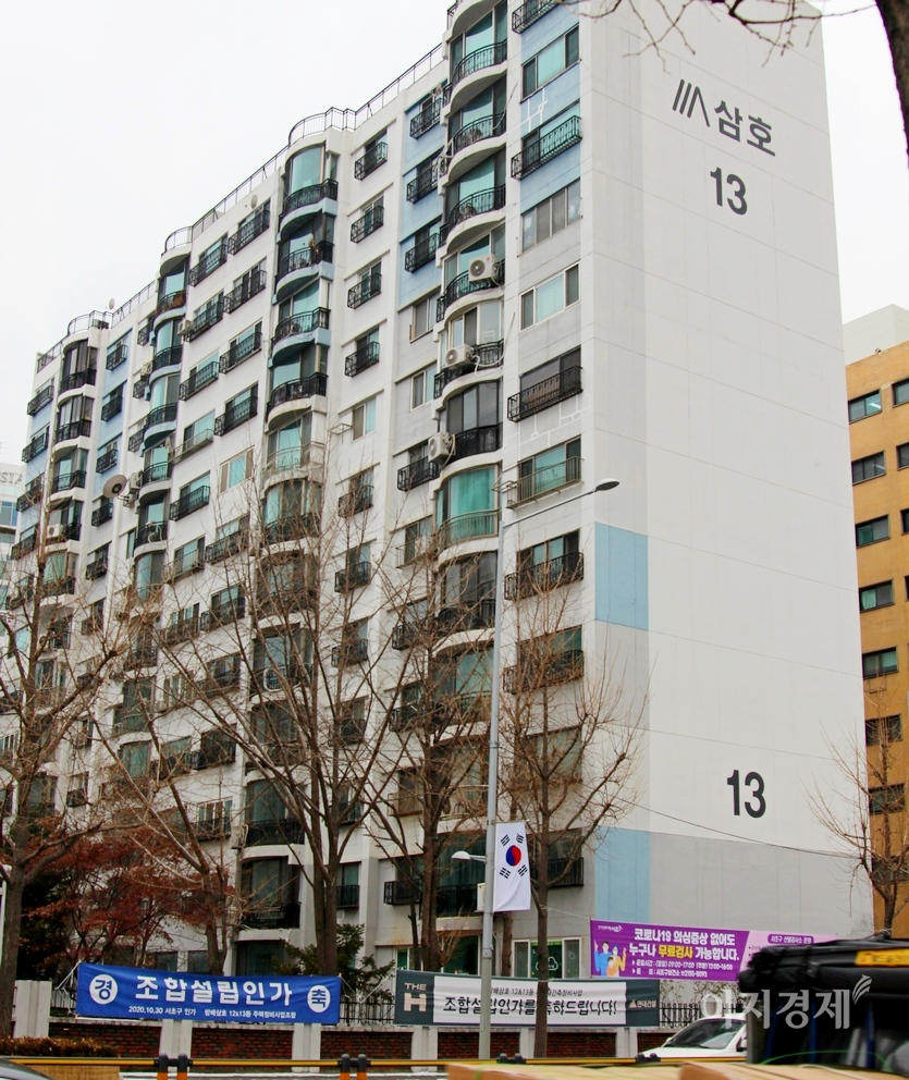 문재인 정부의 부동산 정책 실정에 대한 혜택을 누리기 위해 현재 전국 어디를 가나 재건축과 재개발이 추진되고 있다. (위부터)성남시 중원구 은행동과 금광동, 서울 동작구 사당동과 서초구 반포아파트와 삼호아파트 등도 각각 재개발과 재건축을 추진하고 있다. 사진=정수남 기자