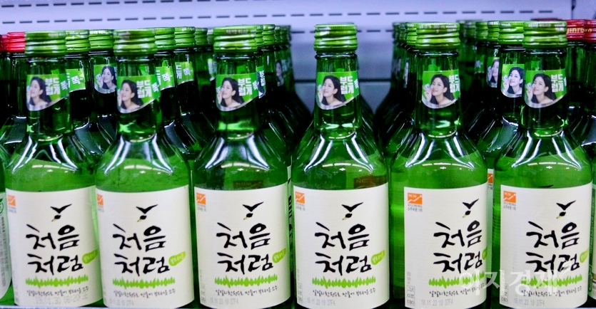 롯데칠성음료는 저도주 트렌드에 맞게 ‘처음처럼’의 알코올 도수를 16.9도에서 16.5도로 낮추고 라벨 디자인도 대폭 변경했다. 사진=김보람 기자