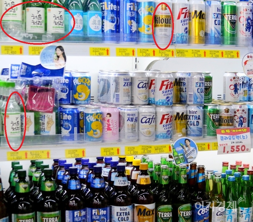 편의점 등의 주류 매대는 롯데주류의 인기를 감안해 매대 상단과 중앙에 처음처럼과 클라우드를배치하고 있다. 사진=김보람 기자