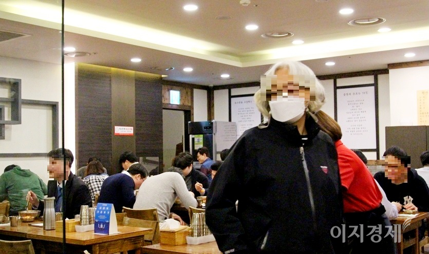 (위부터)1일 정오께 코엑스에 자리한 국밥집 모습. 식당 안에 빈자리가 거의 없고, 식당에 들어가기 위해 길게 줄을 만들었다. 지난해 11월 3일 같은 식당 모습이다. 이날 신규 확진자는 75명, 누적 확진자는 2만6807명이었다. 사진=김보람 기자