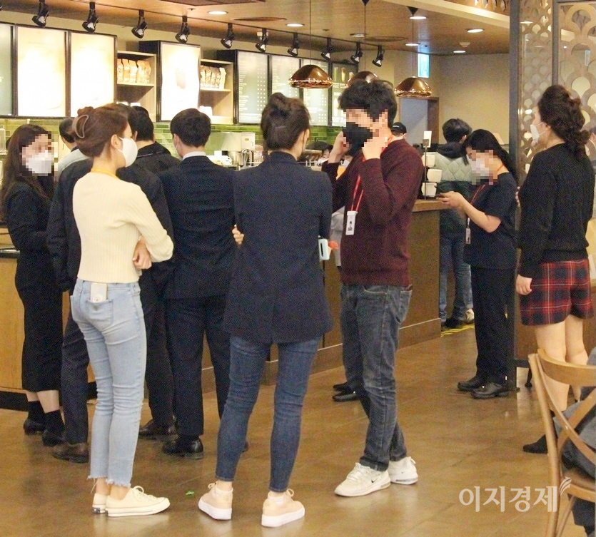 코엑스에 있는 커피전문점의 1일과 지난해 11월 3일 모습. 지난해 11월 3일에는 포장만 가능했다. 사진=김보람 기자