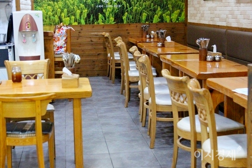 평소 점심시간에 줄을 서야만 입장이 가능했던 코엑스에 있는 식당들의 지난해 8월 30일 모습. 당시는 같은 달 중순 시작된 2차 대확산기로, 이날 신규 확진자는 299명, 누적 확진자는 1만9699명이었다. 사진=김보람 기자