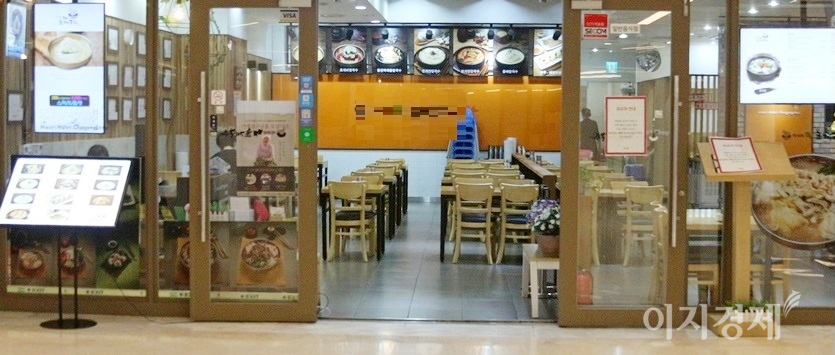 평소 점심시간에 줄을 서야만 입장이 가능했던 코엑스에 있는 식당들의 지난해 8월 30일 모습. 당시는 같은 달 중순 시작된 2차 대확산기로, 이날 신규 확진자는 299명, 누적 확진자는 1만9699명이었다. 사진=김보람 기자