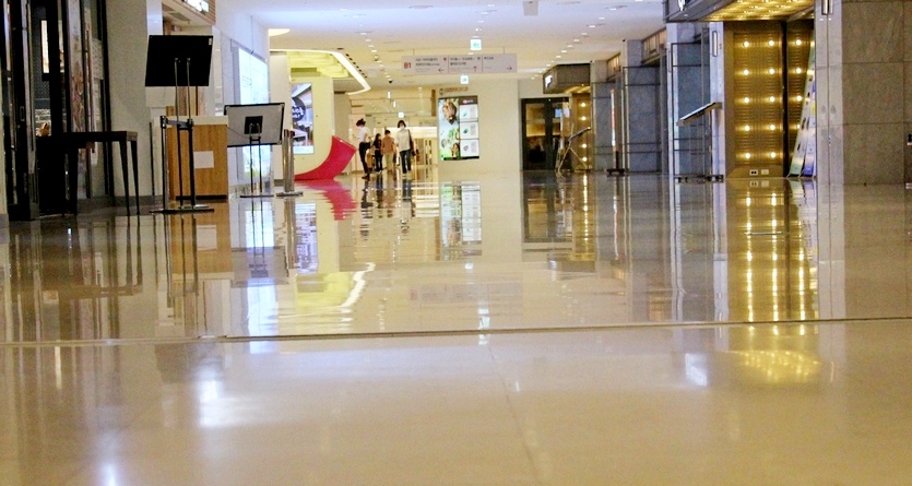 (위부터)지난해 8월 30일과 지난달 27일 코엑스 모습. 27일 신규 확진자는 505명, 누적 확진자는 10만1275명이다. 사진=김보람 기자