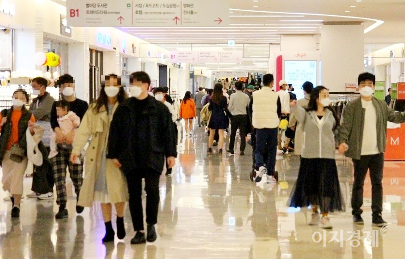 (위부터)지난해 8월 30일과 지난달 27일 코엑스 모습. 27일 신규 확진자는 505명, 누적 확진자는 10만1275명이다. 사진=김보람 기자